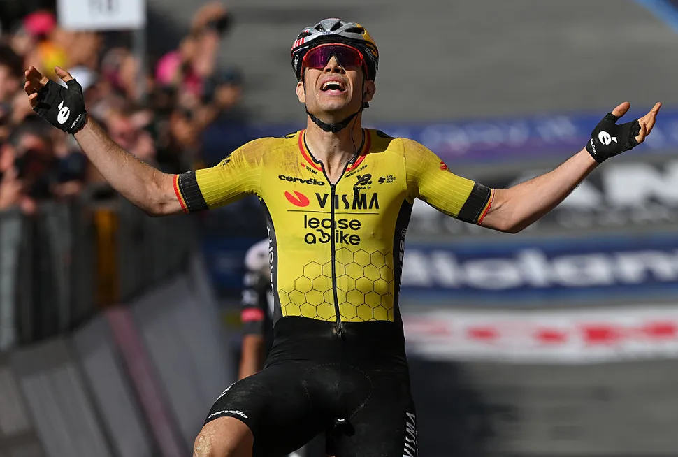 Giro d’Italia: Wout van Aert trionfa sulle strade bianche e vince la nona tappa…